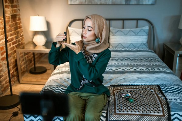 Wie beeinflussen Farben die Wahrnehmung in der Damenmode?